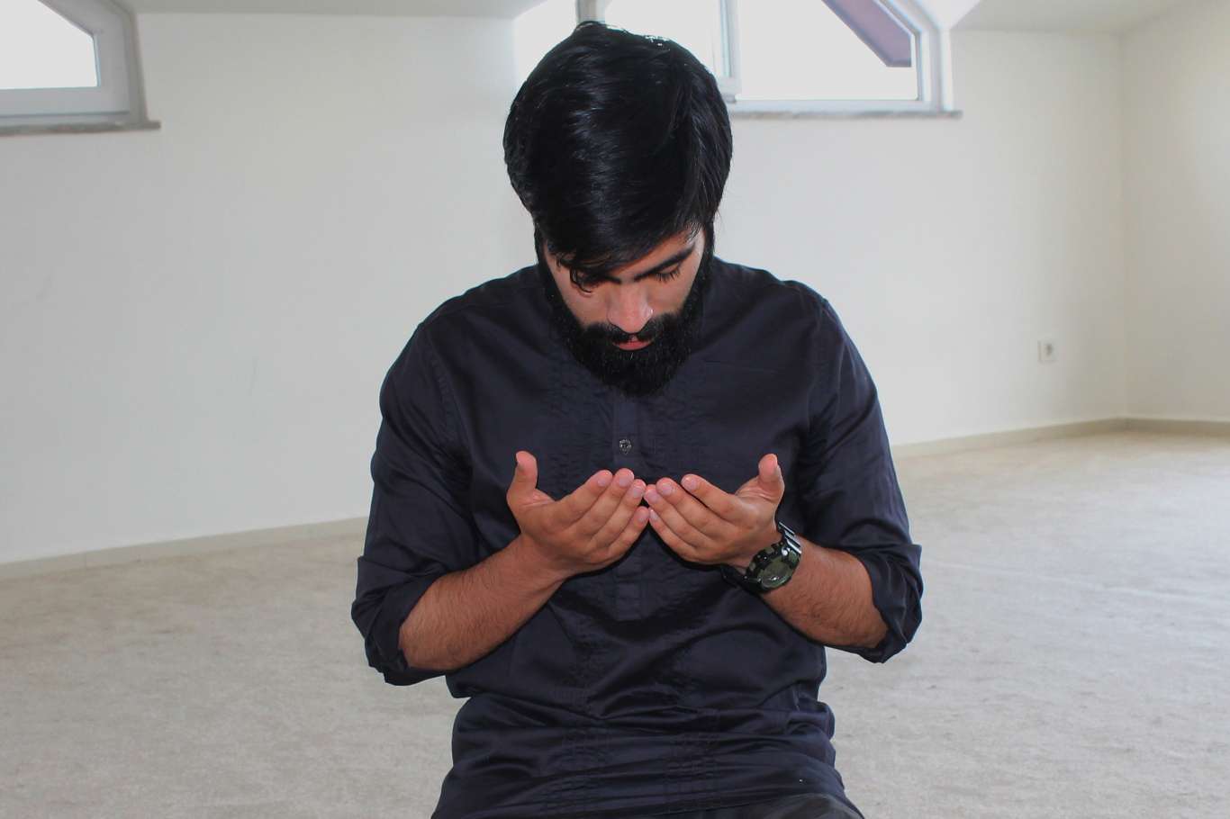 İnternetten kendi imkanlarıyla İslam'ı araştırarak Müslüman olan gencin hidayet öyküsü İnternetten kendi imkanlarıyla İslam'ı araştırarak Müslüman olan gencin hidayet öyküsü